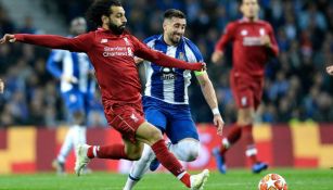 Herrera lucha por el esférico con Mohamed Salah