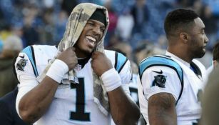 Cam Newton en la banca durante un juego de las Panteras 