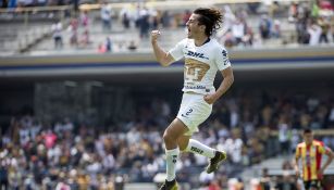 Alan Mozo festeja un gol con Pumas 