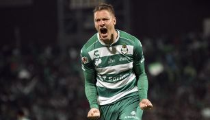 Julio Furch celebra un gol con Santos Laguna 