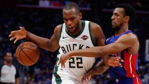 Khris Middleton pierde el balón durante un choque