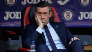 Pedro Caixinha observa el encuentro de Cruz Azul