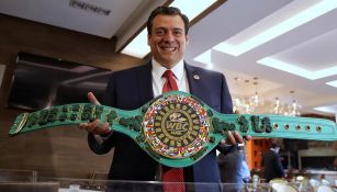 Mauricio Sulaimán presume el cinturón maya