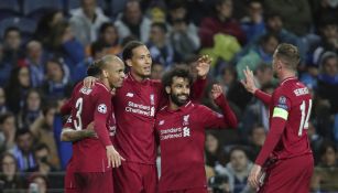 Jugadores del Liverpool celebran una anotación