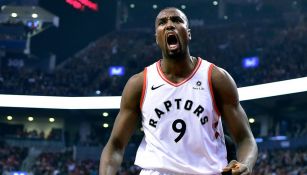 Serge Ibaka festeja después de anotarle al Magic 