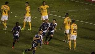 Jugadores de Rayados festejan el gol ante Tigres