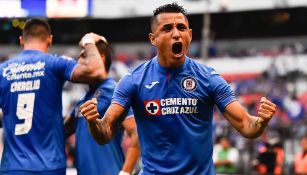 Yoshimar Yotún festeja un gol con Cruz Azul