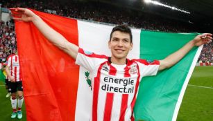 Lozano festeja en el PSV con la bandera de México