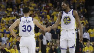 Stephen Curry y Kevin Durant festejan una anotación