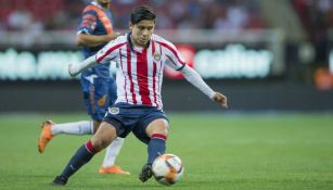 Eduardo López conduce el balón en un duelo de Chivas