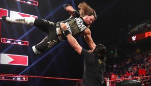 AJ Styles conecta el Codazo Fenomenal sobre Seth Rollins