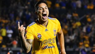 Carlos Salcedo festeja un gol con los Tigres