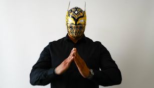 Sin Cara posa para la lente de RÉCORD