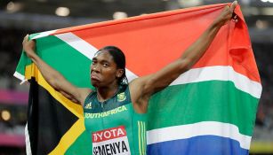 Caster Semenya alza la bandera de Sudáfrica