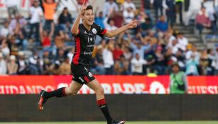 Lainez celebra una anotación con Lobos BUAP 