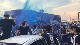 Afición de Rayados recibe a su equipo en el BBVA