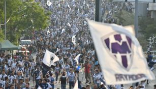 Fanáticos de Rayados en los alrededores del BBVA Bancomer