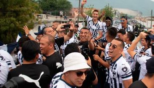 Jugadores de Monterrey en el autobús del equipo