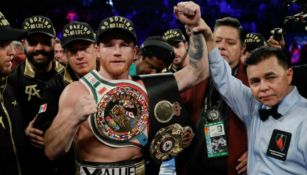 Canelo Álvarez festeja un título 