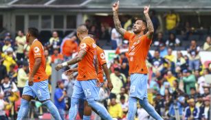 Jugadores celebran anotación del América