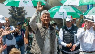 Jesús Ramírez saluda durante un evento público 