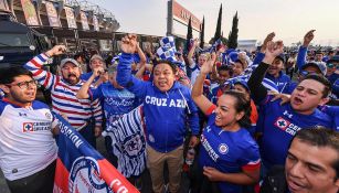 Aficionados de Cruz Azul, en las afueras del Estadio Azteca