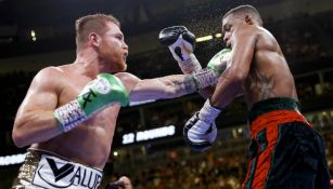 Álvarez y Jacobs, durante la pelea en Las Vegas