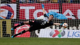 Agustín Marchesín ataja un tiro en el duelo contra Cruz Azul