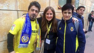 Mónica Benavent con fans del Villarreal