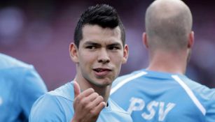 Chucky Lozano saluda previo a un juego con el PSV