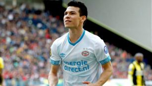  Lozano en festejo de gol con el PSV 