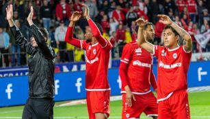 Omar Govea y sus compañeros celebran tras un partido