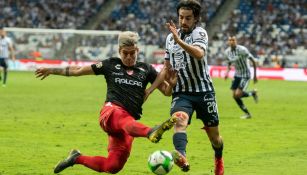 Pizarro trata de llevarse la marca del rival