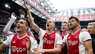 Jugadores del Ajax celebran campeonato