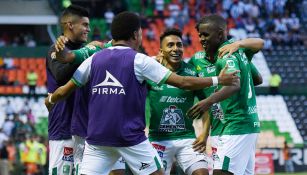 Jugadores del León festejan triunfo ante Pachuca