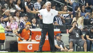 Tuca Ferretti da indicaciones en juego de Monterrey vs Tigres