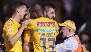 Jugadores de Tigres festejan un gol