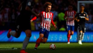 Griezmann conduce el balón durante un partido del Atlético de Madrid 