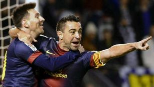 Messi y Xavi celebran anotación con el Barcelona