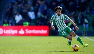 Lainez controla el balón en un juego con el Betis