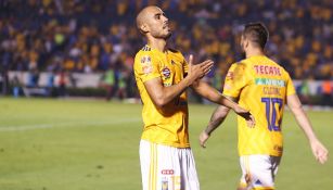 Guido Pizarro festeja gol con Tigres