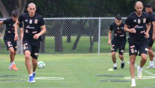 Torres Nilo y Guido Pizarro, durante práctica de Tigres