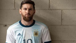 Messi posa con la indumentaria de Argentina para la Copa América