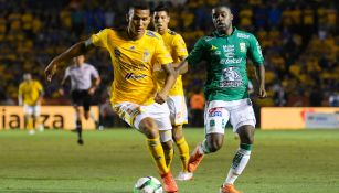 Francisco Meza conduce el esférico ante Joel Campbell de Tigres