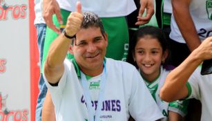 Antonio Torres Servín, festeja título en la Liga Nacional de Guatemala