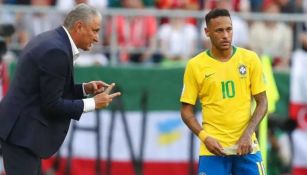 Tite le da indicaciones a Neymar durante un partido