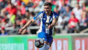 Héctor Herrera golpea el balón en un juego del Porto