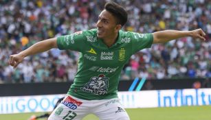 Ángel Mena festeja un gol con el León