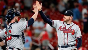 Freddie Freeman y Brian McCann festejan durante un partido