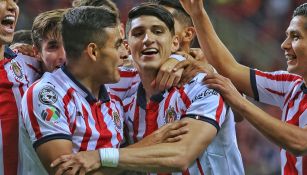 Alan Pulido festeja un gol de Chivas con sus compañeros